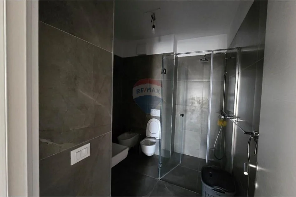 Tirane, jepet me qera apartament 1+1+Ballkon , 78 m² 800 € 