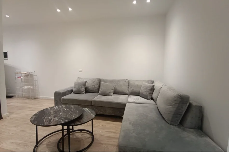 Tirane, jepet me qera apartament 2+1 Kati 3, 600 € (don bosco)