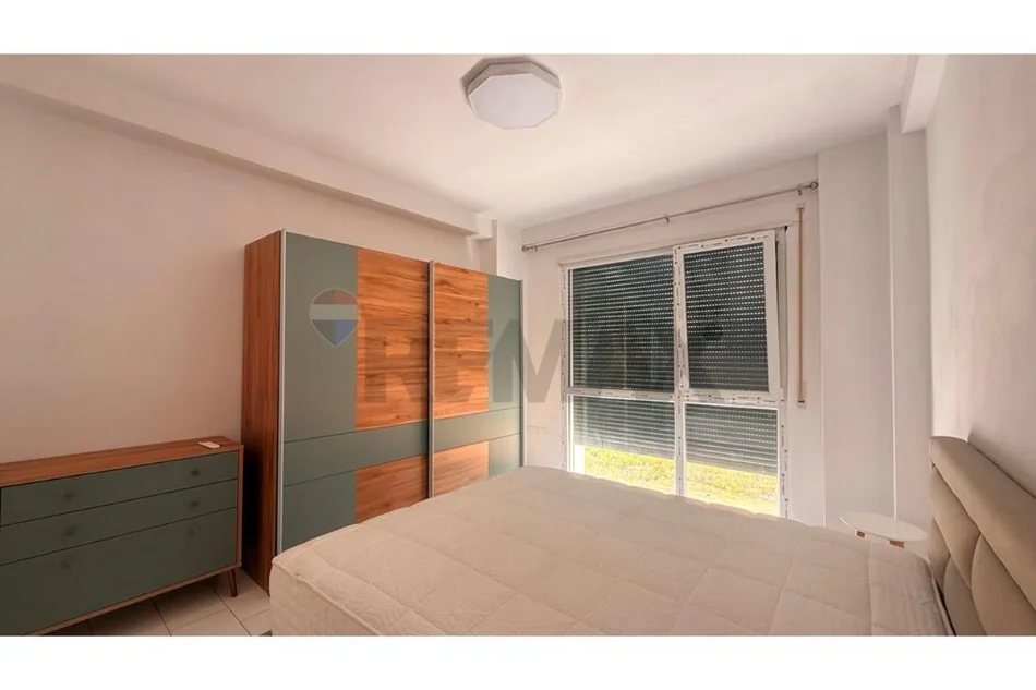 Tirane, jepet me qera apartament 2+1+Ballkon , 500 € (bulevardi i ri)