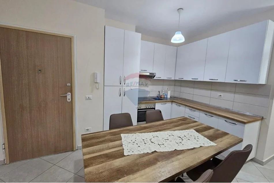 Tirane, jepet me qera apartament 2+1+Ballkon Kati 3, 95 m² 600 € (rruga e dibres)
