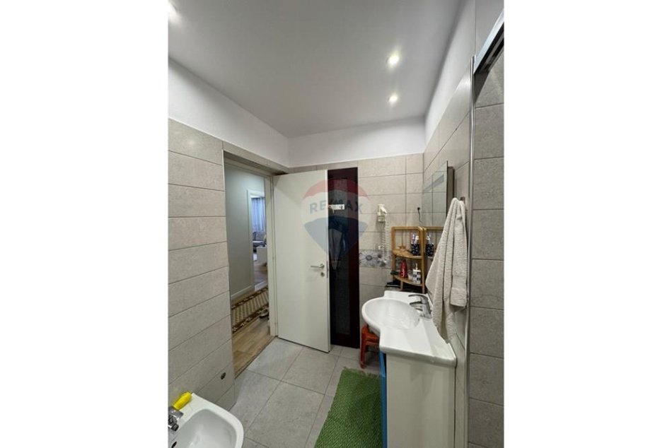 Tirane, jepet me qera apartament 3+1 , 86 m² 900 € (Shkolla e Kuqe)