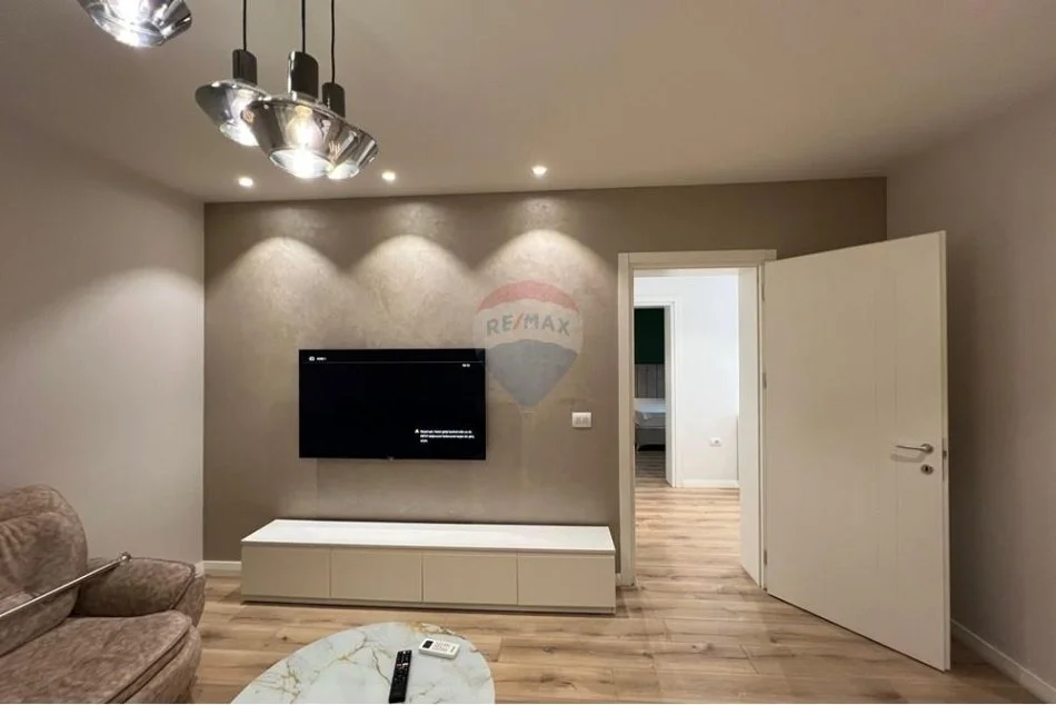 Tirane, jepet me qera Vile 2+1 Kati 0, 180 m² 850 € 