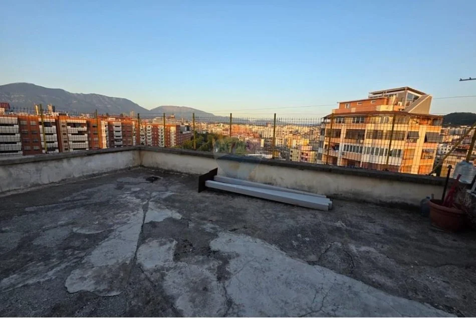 Tirane, jepet me qera apartament 2+1+Ballkon , 165 m² 850 € 