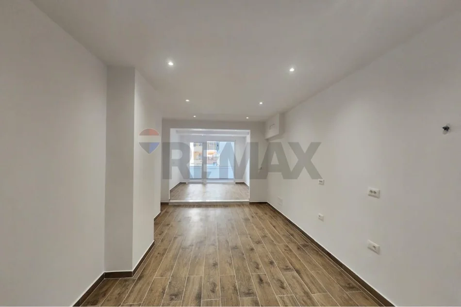 Tirane, shitet garsonier 1+1 , 48 m² Usluga - Stacioni i Trenit, Tiranë
