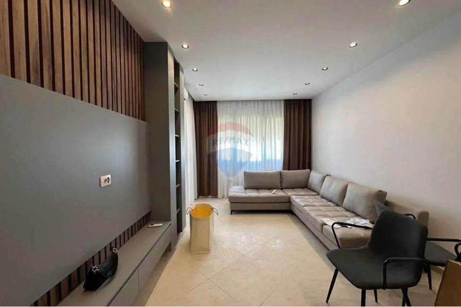 Tirane, jepet me qera apartament 2+1+Ballkon , 92 m² 550 € 