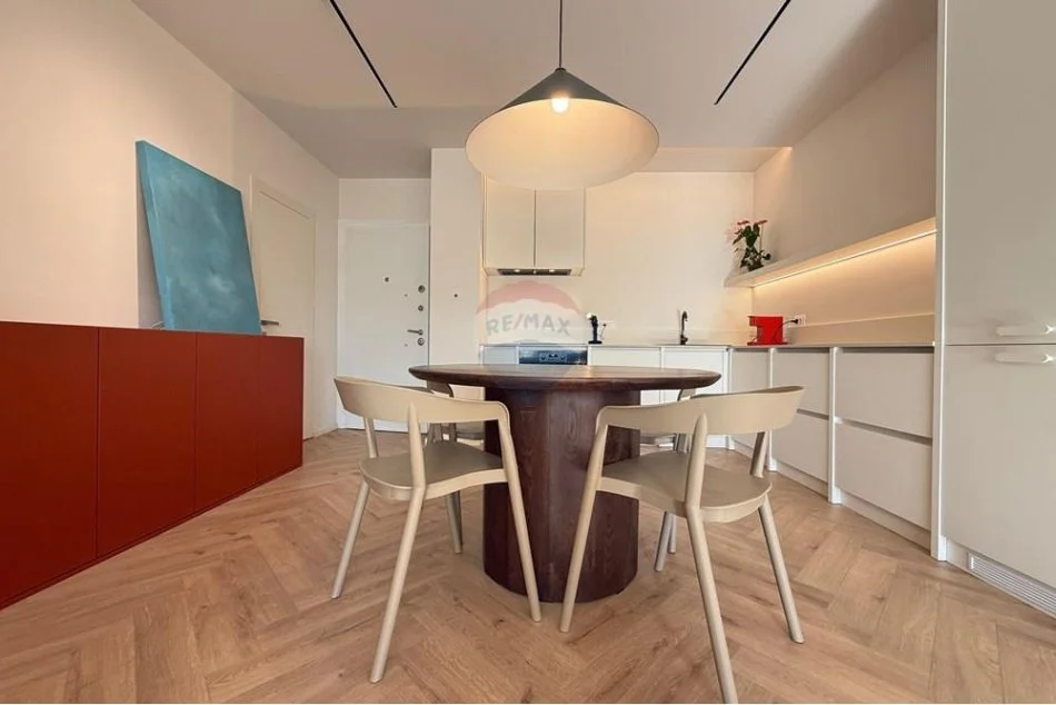 Tirane, jepet me qera 2+1+Ballkon , 800 € 