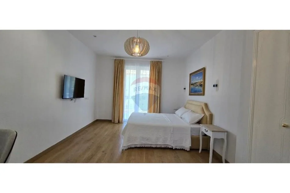 Tirane, shitet Vile 4+1+Ballkon , 800.000 € 