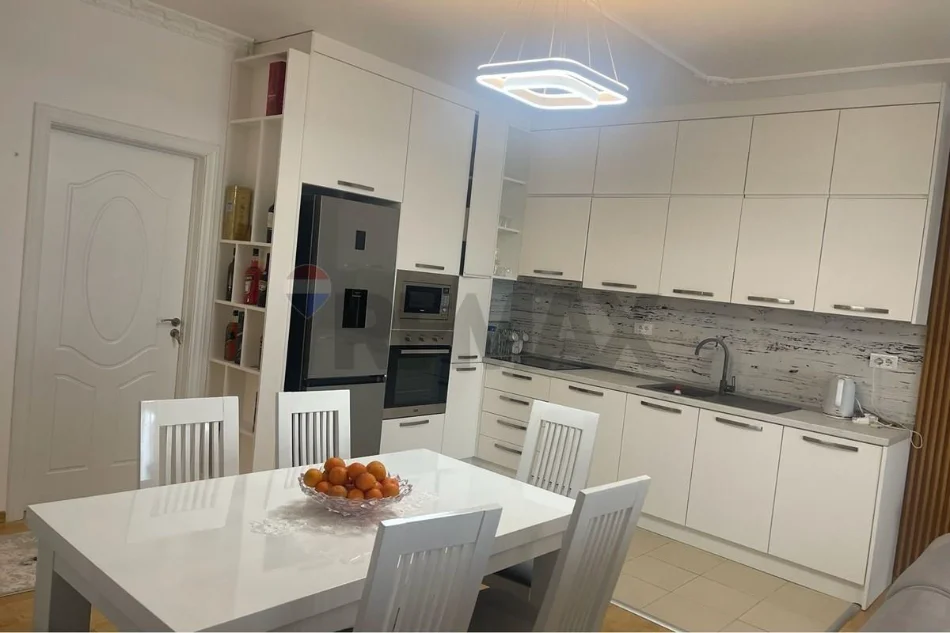 Tirane, jepet me qera apartament , 120 m² 800 € 