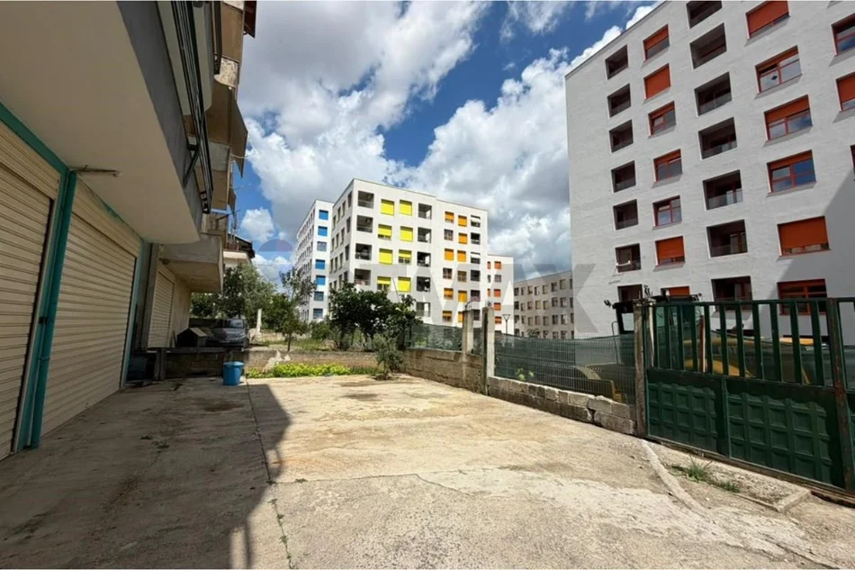 Tirane, jepet me qera magazine Kati 0, 128 m² 400 € (Kompleksi Mangalem)