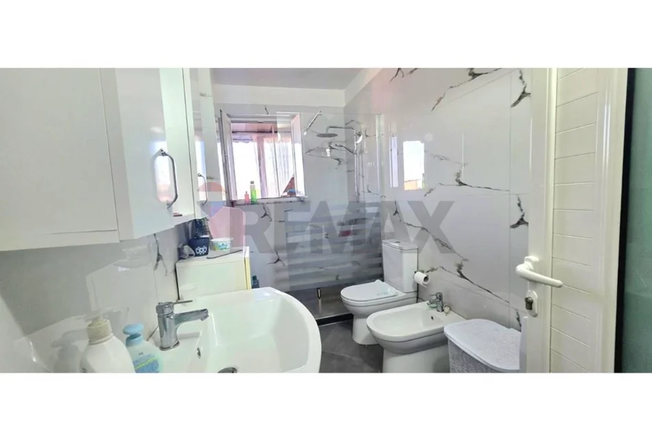 Shitet Apartament 1+1 në Kombinat