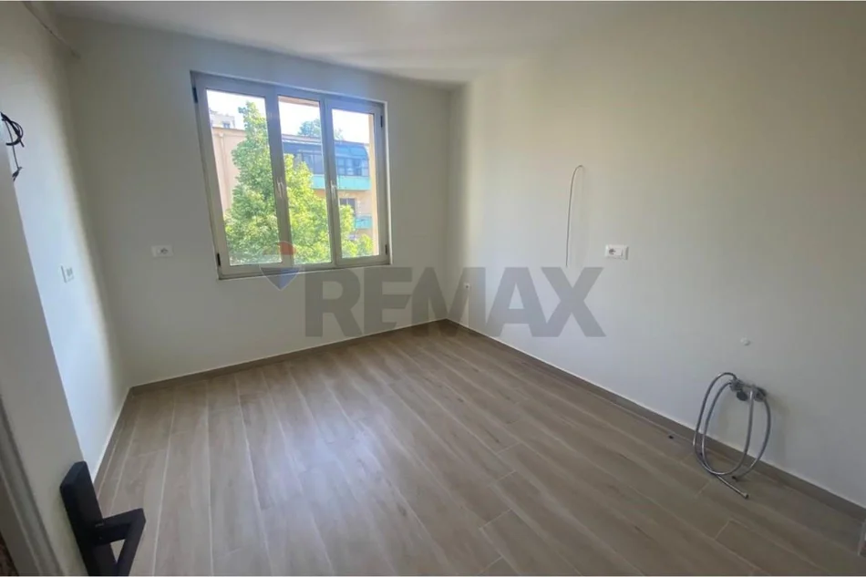 Tirane, jepet me qera zyre Kati 2, 86 m² 600 € 