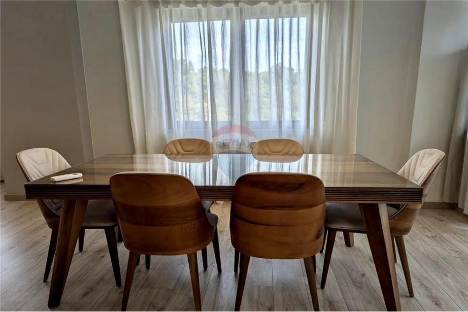 Tirane, jepet me qera apartament 3+1+Aneks+Ballkon Kati 5, 185 m² 2.000 € (Liqeni Artificial)