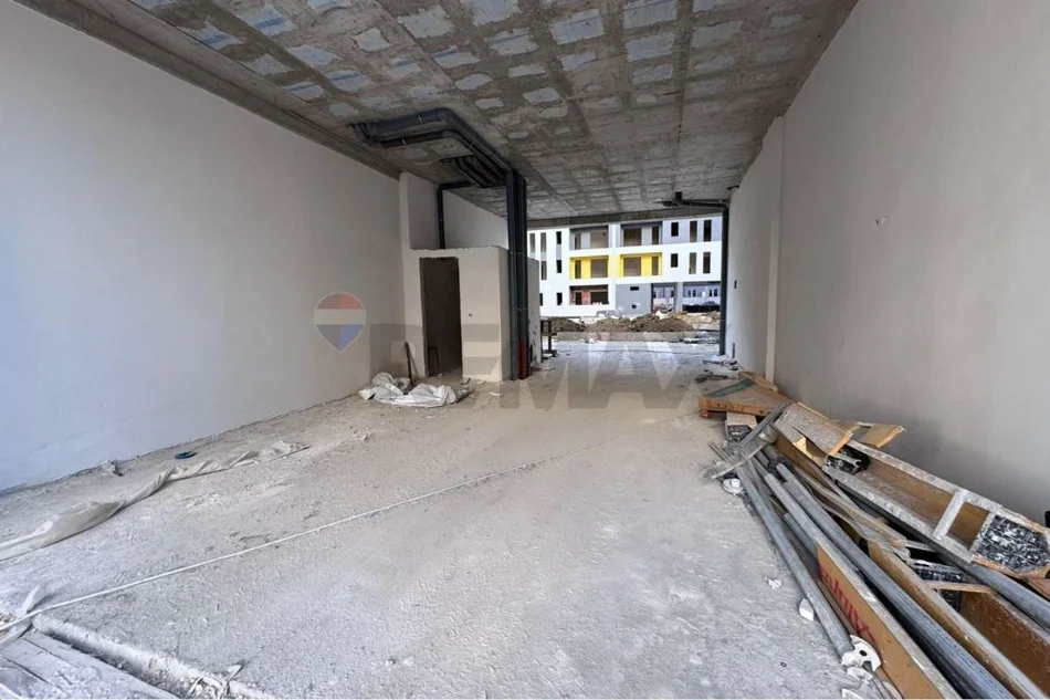 Tirane, shitet dyqan Kati 0, 89 m²
