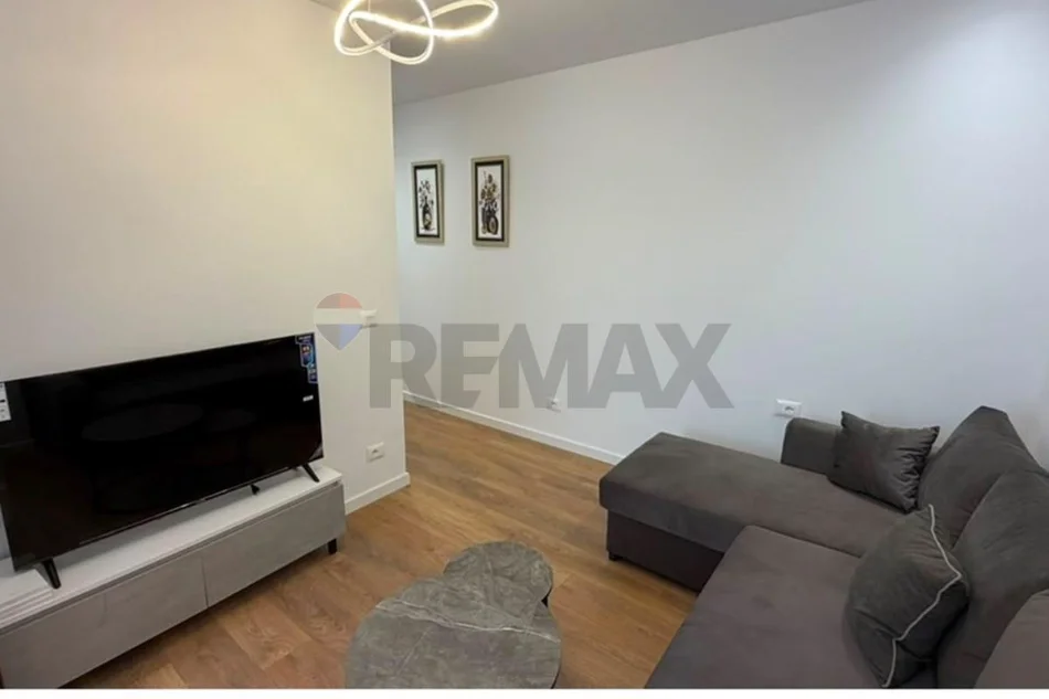 Tirane, jepet me qera apartament 1+1+Ballkon Kati 2, 53 m² 650 € (Komuna e Parisit)