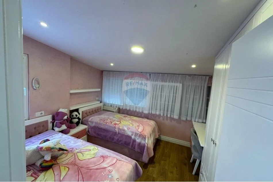 Tirane, jepet me qera apartament 3+1+Ballkon , 270 m² 800 € 