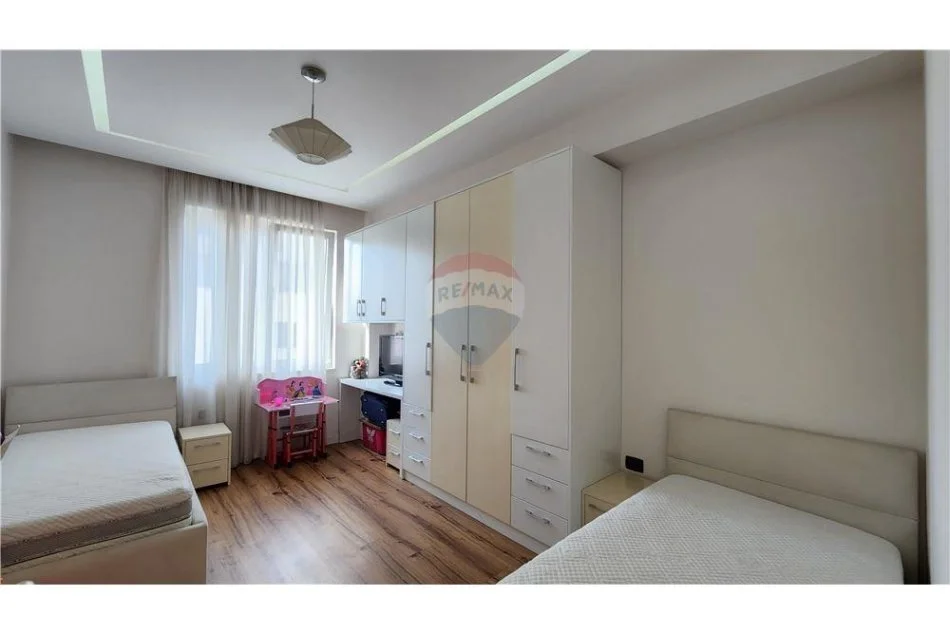 Tirane, jepet me qera apartament 2+1 Kati 7, 105 m² 850 € (Rruga Kavajes - Globe - Rruga e Kavajës, Tiranë)