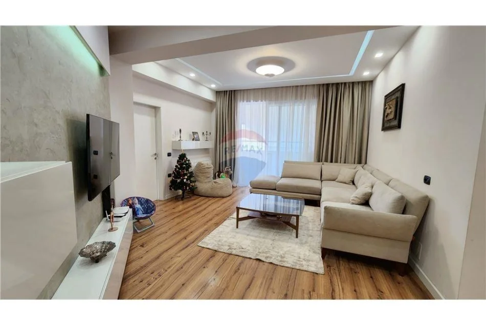 Tirane, jepet me qera apartament 2+1 Kati 7, 105 m² 850 € (Rruga Kavajes - Globe - Rruga e Kavajës, Tiranë)