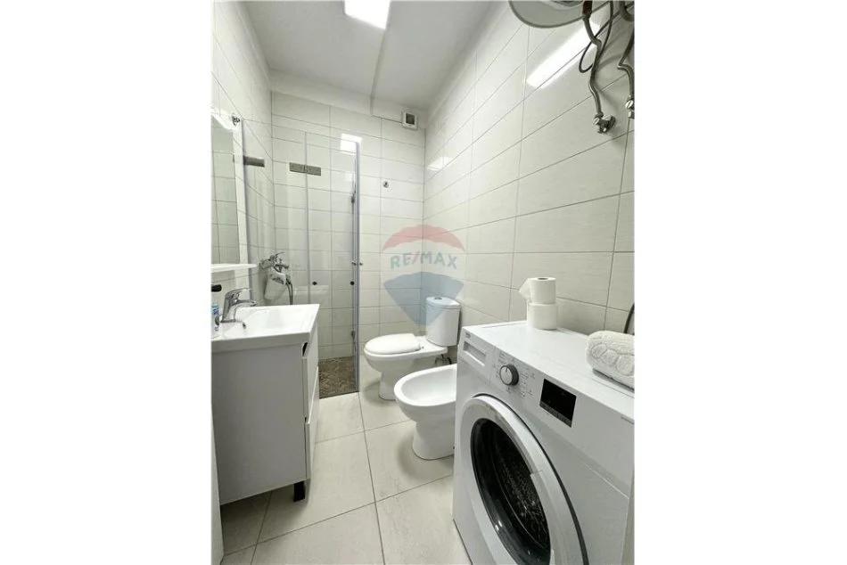 Tirane, jepet me qera apartament 1+1+Ballkon Kati 5, 56 m² 600 € (Rruga Saraceve)