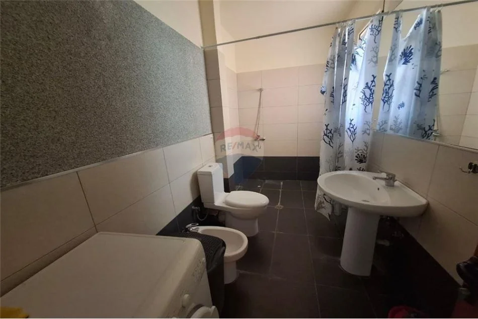 Vlore - Lungomare, jepet me qera apartament 2+1+Ballkon Kati 6, 107 m² 500 € (Rruga Dhimitër Konomi Vlore)