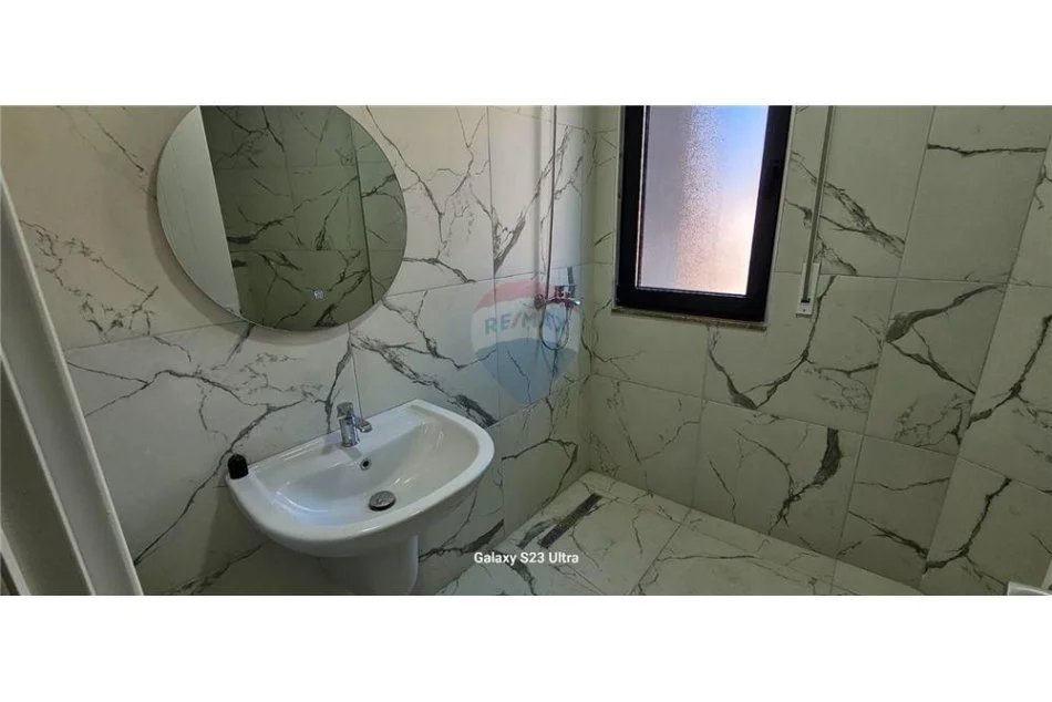 Tirane, jepet me qera apartament 2+1 , 104 m² 650 € (ish fusha e aviacionit)