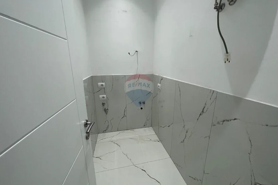 Tirane, jepet me qera ambjent biznesi Kati 2, 75 m² 80.000 € (Xhanfize Keko)