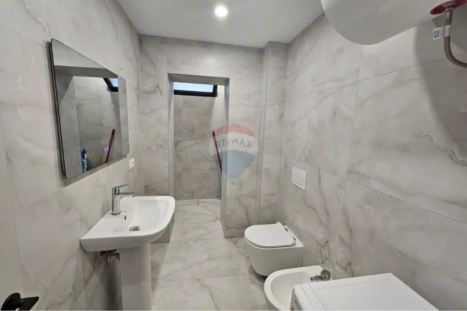 Tirane, jepet me qera apartament 2+1 , 85 m² 800 € (Garda)