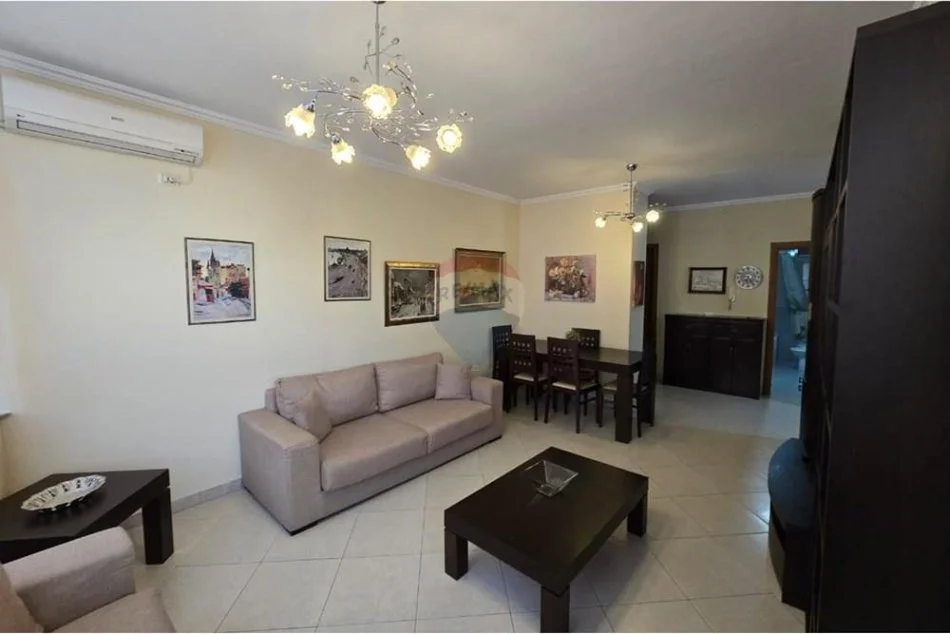 Tirane, jepet me qera apartament 2+1+Ballkon Kati 1, 800 m² 800 € (kRISTAL CENTER)