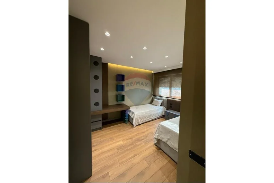 Tirane, jepet me qera apartament 2+1+Ballkon Kati 8, 125 m² 1.300 € (RRUGA E DURRESIT)