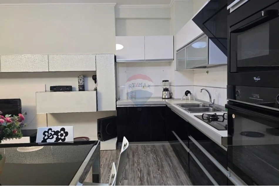 Tirane, jepet me qera apartament 2+1+Ballkon Kati 3, 100 m² 750 € (Hamdi SIna)