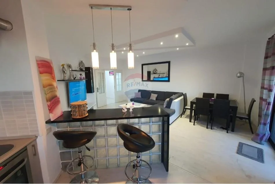 Tirane, jepet me qera apartament 3+1+Ballkon Kati 4, 140 m² 700 € (Prane Eleonores)