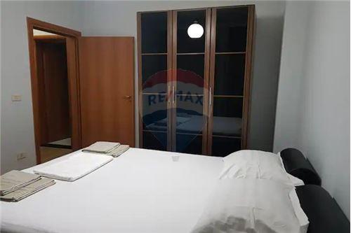 Tirane, jepet me qera apartament 2+1+BLK Kati 5, 90 m² 600 Euro (9 Kateshet)