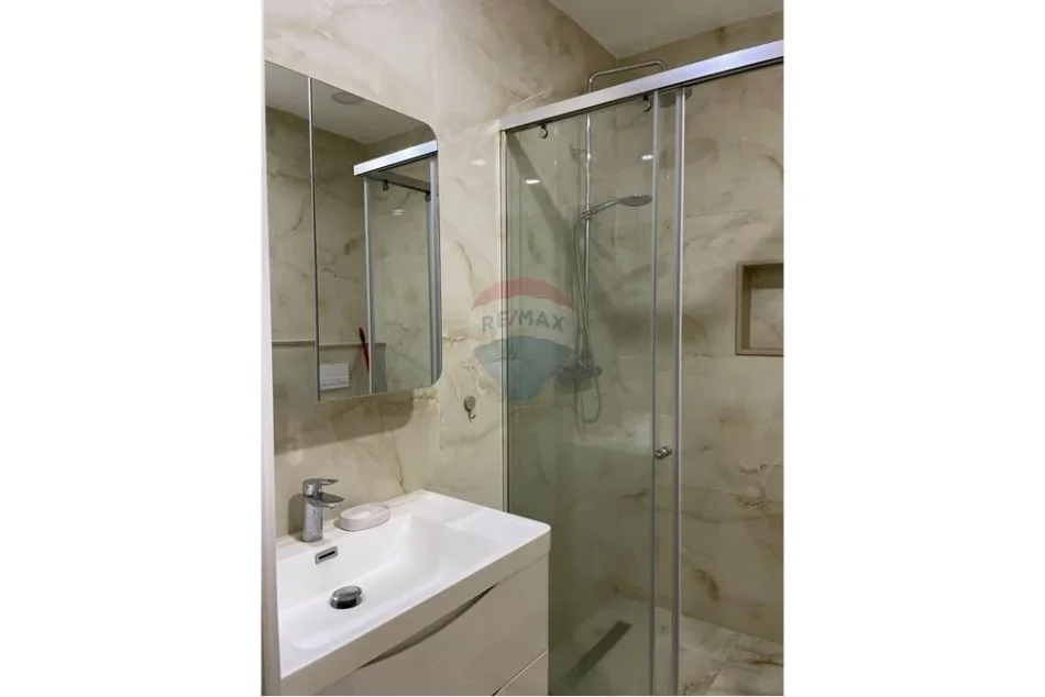 Tirane, jepet me qera apartament 1+1 , 65 m² 900 € (Blloku,Tirane)