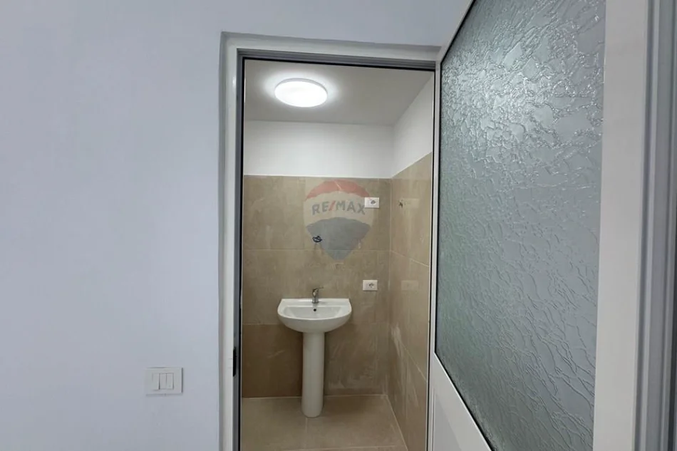 Tirane, jepet me qera ambjent biznesi Kati 0, 38 m² 900 € 