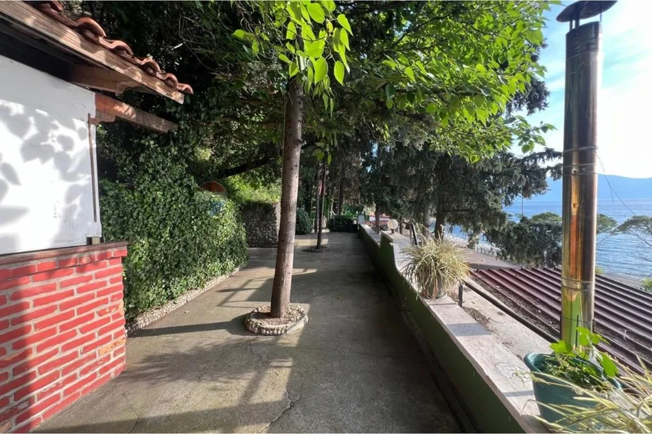 Vlore - Lungomare, jepet me qera bar-resorant , 420 m² (Rruga Aleksander Moisiu, Vlore)