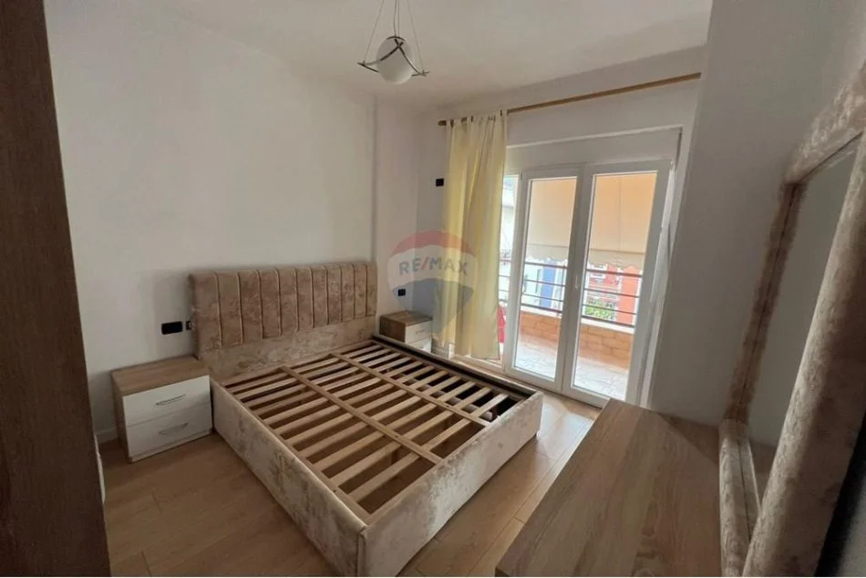 Tirane, jepet me qera apartament 1+1 Kati 7, 65 m² 600 € (rruga e Kavajes)