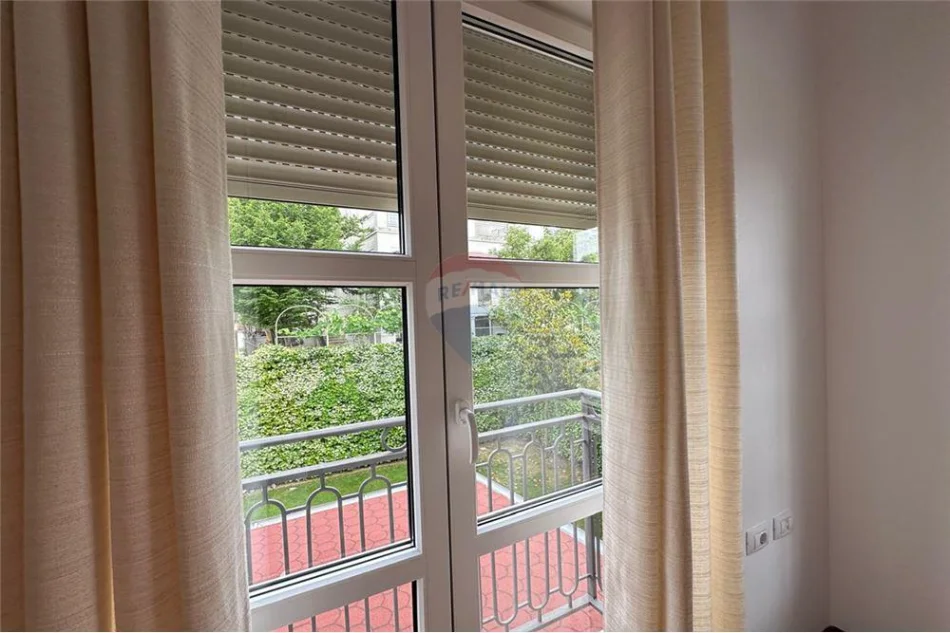 Tirane, jepet me qera Vile 3+1 Kati 2, 670 m² (rroling hills)