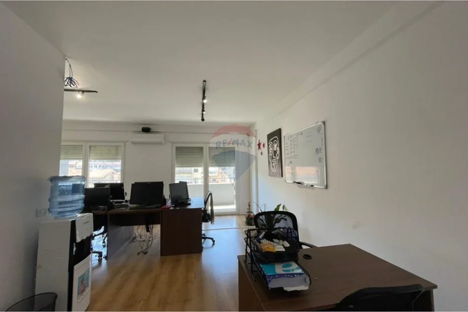 Tirane, jepet me qera zyre Kati 10, 140 m² 1.200 € (Kristal Center)