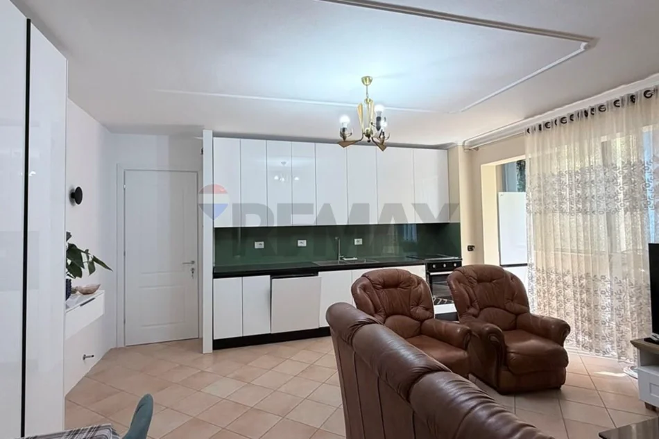 Tirane, jepet me qera apartament 2+1 Kati 2, 100 m² 60.000 € (Ish Fusha e Aviacionit,)
