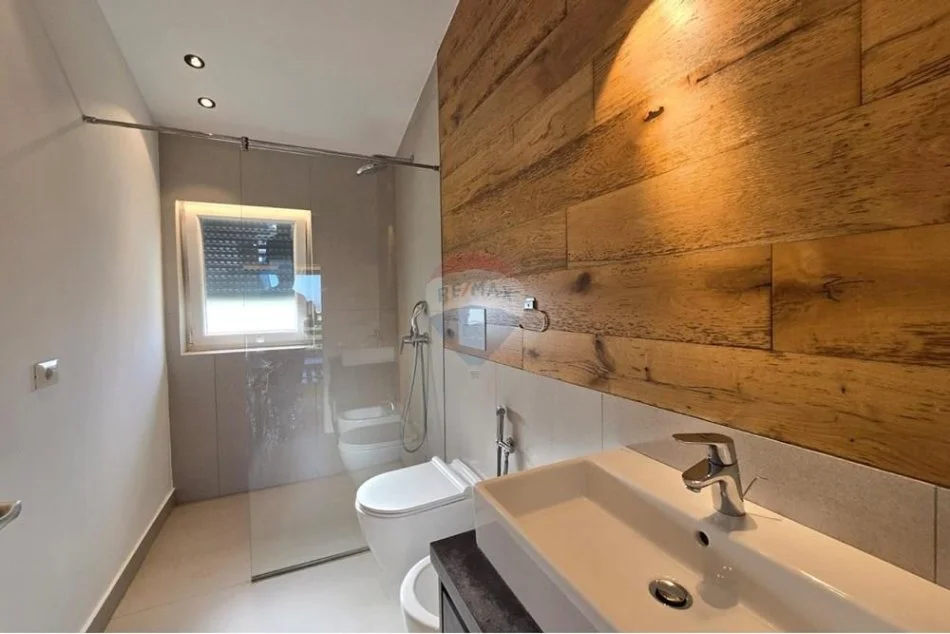 Tirane, jepet me qera Vile 3+1+Ballkon , 546 m² 3.000 € 