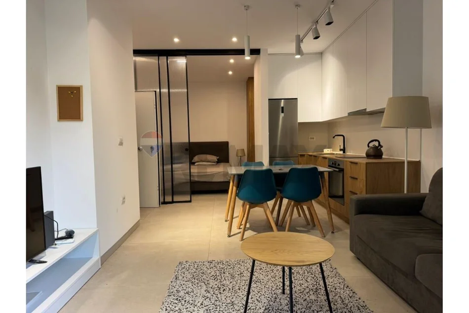 Tirane, jepet per qira apartament , 54 m²