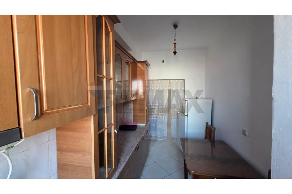 Vlore, shitet apartament 1+1+Ballkon Kati 5, 70 m² 79.000 € (Rruga Dush Strati, pranë Stadiumit, Vlore)