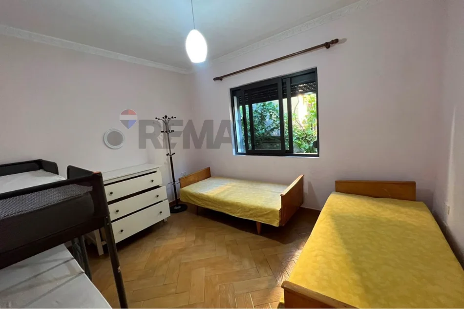 Tirane, jepet me qera Kati 1 i nje Vile, 120 m² 400 € (5 Maj)