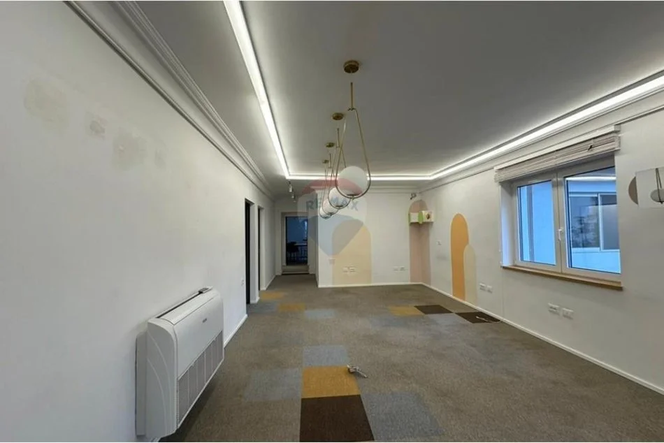 Tirane, jepet me qera zyre , 130 m² 1.500 € (Zogu i Zi)