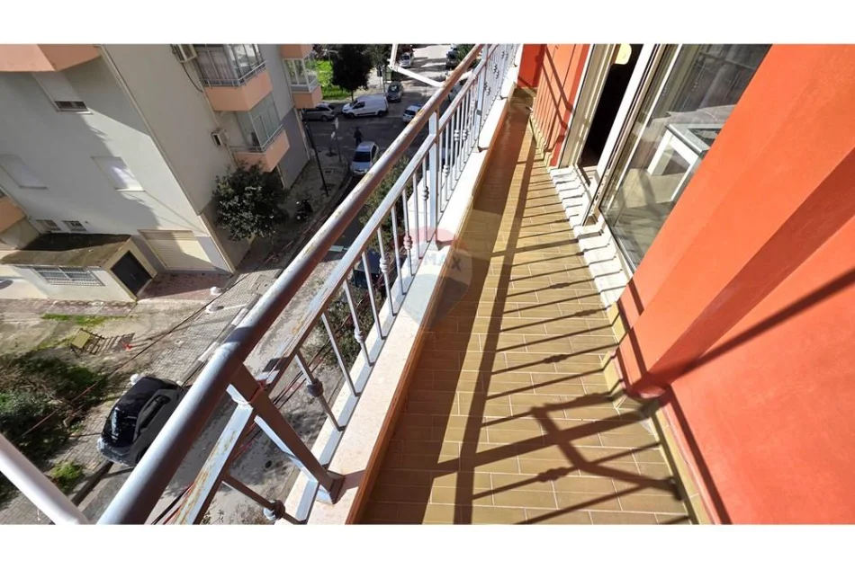 Vlore - Lungomare, jepet me qera apartament 1+1+Ballkon Kati 5, 68 m² 400 € (Rruga Reshat Osmani, Vlore)