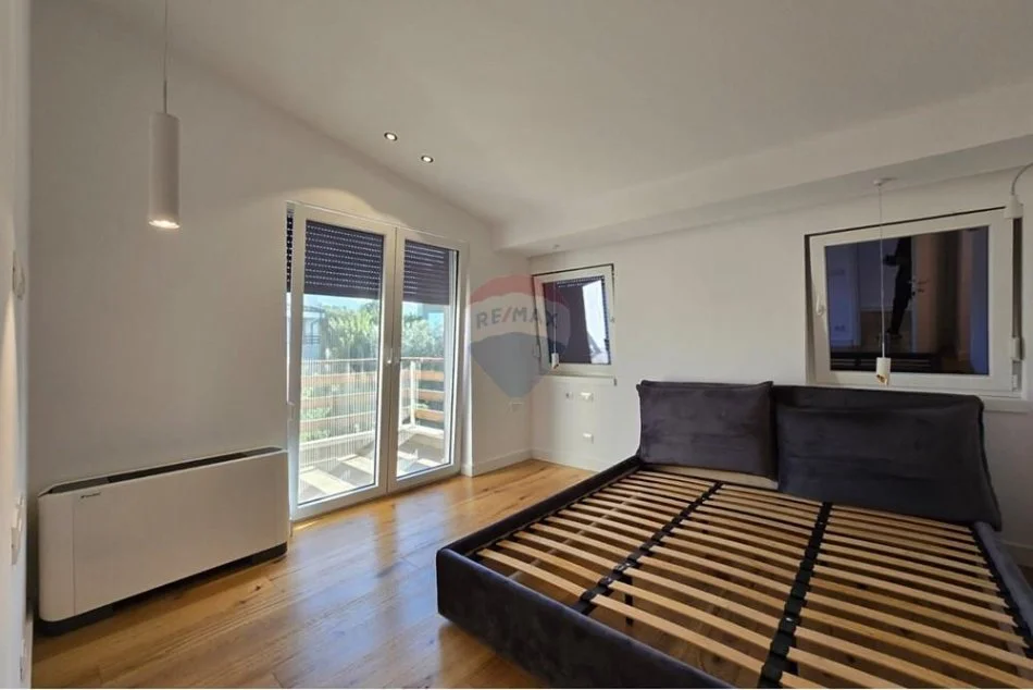 Tirane, jepet me qera Vile 3+1+Ballkon , 546 m² 3.000 € 