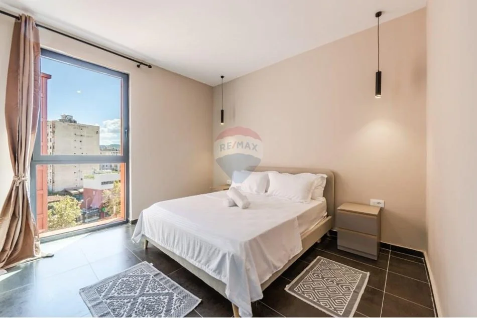 Tirane, jepet me qera apartament 1+1+Ballkon , 70 m² 1.200 € (Rruga e Kavajes)