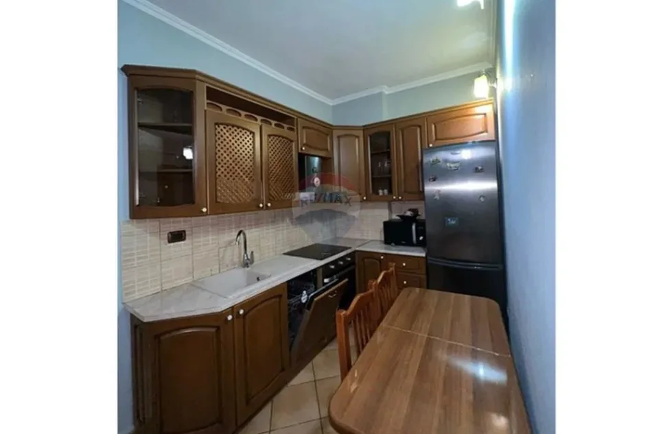 Tirane, jepet me qera apartament 3+1+Aneks+Ballkon Kati 2, 105 m² 750 € (Kika 1)