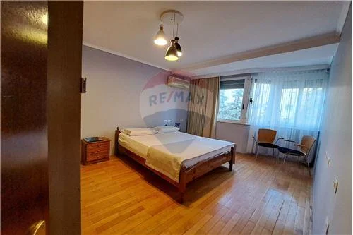 Tirane, jepet me qera apartament 1+1 , 550 € (Qender)