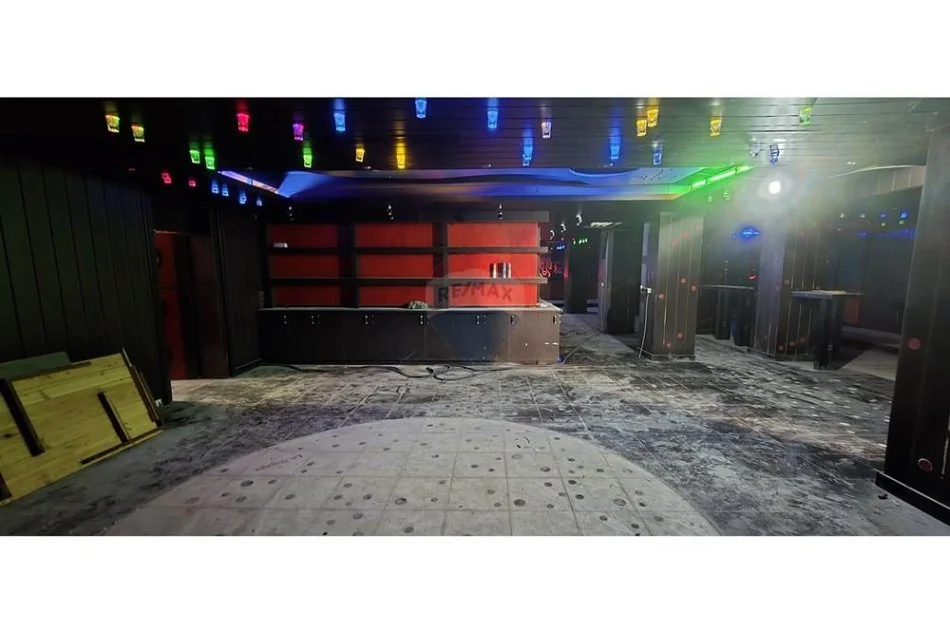 Tirane, jepet me qera Kati -1, 350 m² 2.200 € (rruga Budi)