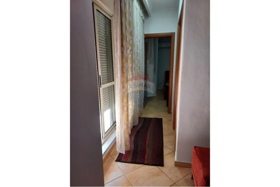 Tirane, jepet me qera apartament 1+1 , 70 m² 550 € (Kompleksi Delijorgji)